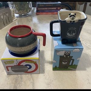 Toronto gift mugs and small plastic plates.